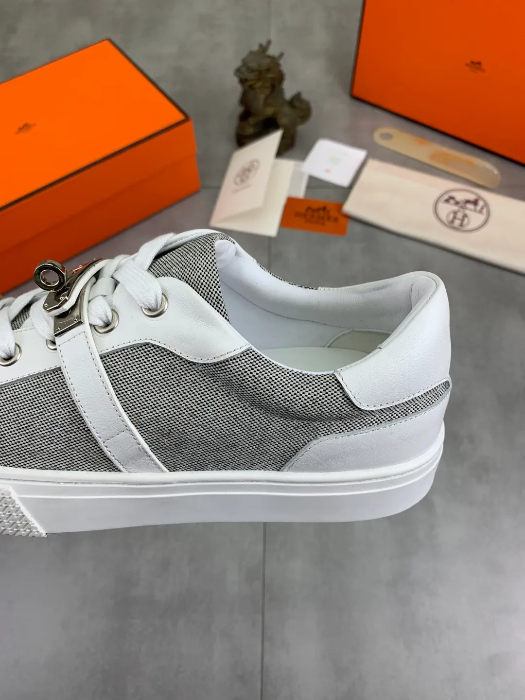 Men's men's shoes 💰P640 New Hermes top version Hermès classic couple style #𝐊𝐞𝐥𝐥𝐲 buckle casual white shoes skateboard shoes that will not conflict with shoes at all. Full of unknowns, Hermès rarely produces flat casual shoes and they are paired with classic palladium-plated Kelly shoe buckles! You'll fall in love with it at first sight. It's super versatile and can be worn with any skirt or pants. 🉑️Close your eyes and wear it. It's super noble. Fabric: Specific cowhide/canvas material. Lining: Sheepskin lining. Outsole: Original molded TPU outsole. Size: 35-45.